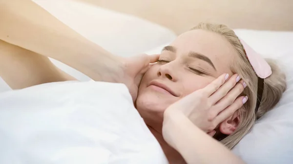 Vrolijk Blond Vrouw Met Slaap Masker Wakker Bed — Stockfoto