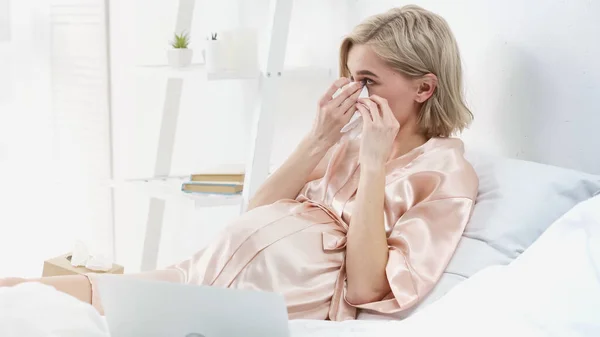 Triste Donna Incinta Bionda Asciugare Lacrime Con Tovagliolo Mentre Guarda — Foto Stock