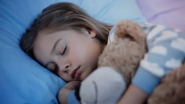 Preteen Memeluk Anak Kabur Boneka Beruang Saat Tidur Tempat Tidur — Stok Foto