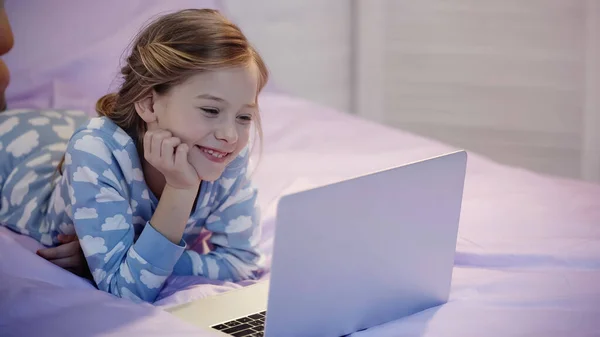 Happy Preteen Girl Watching Cartoons Laptop Bedroom — Photo