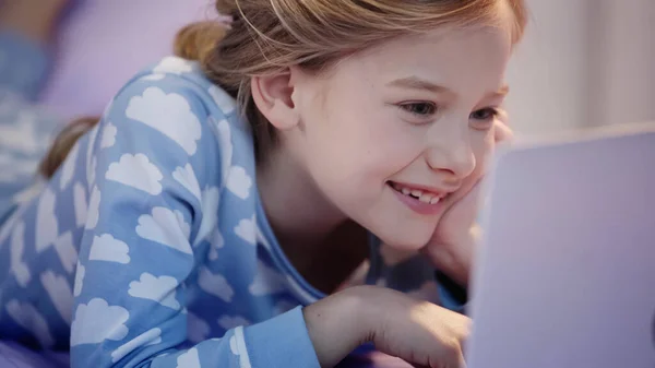Positive Preteen Kid Pajama Looking Blurred Laptop Bed — Stock Photo, Image
