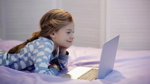 Smiling Girl Pajama Looking Laptop Bedroom Evening — Stock Photo, Image