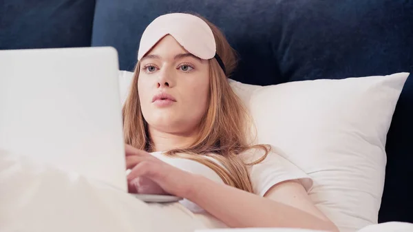Freelancer Sleep Mask Using Laptop Bed Morning — Stok Foto