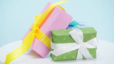 Mavi arkaplan üzerindeki puantiyeli ambalaj kağıdına sarılı hediye kutularının görünümünü kapat  