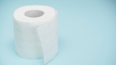 mavi arka planda yumuşak ve beyaz tuvalet kağıdı 
