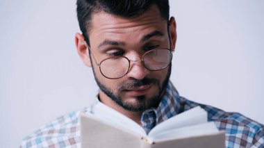 Gözlüklü düşünceli inek öğrenci kitap okuyor.