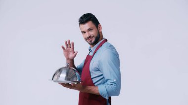 Pozitif garson servis tabağını tutarken elini sallıyor.