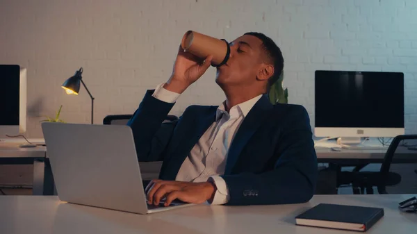 Afro Amerikaanse Manager Pak Drinken Van Koffie Gaan Het Gebruik — Stockfoto