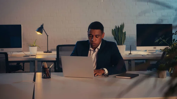 Exausto Empresário Afro Americano Usando Laptop Escritório Noite — Fotografia de Stock
