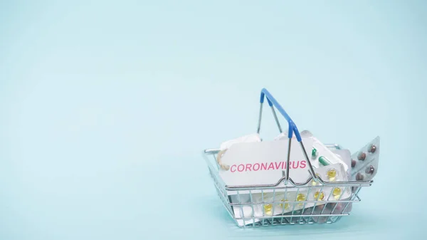 Pequena Cesta Compras Com Letras Coronavírus Cartão Medicamentos Azul — Fotografia de Stock