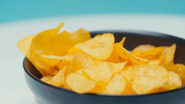 Close Zicht Knapperige Geribbelde Chips Schaal Blauw — Stockfoto