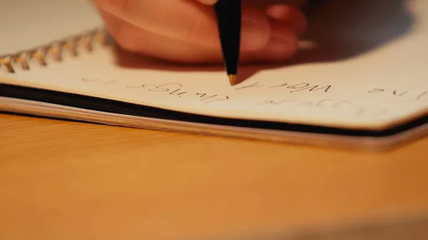 Vedere Parțială Omului Care Ține Stiloul Timp Scrie Notebook — Fotografie, imagine de stoc