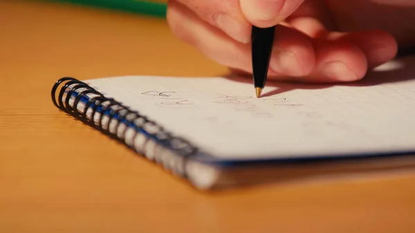 Aproape Vedere Omului Care Ține Stiloul Scrie Notepad — Fotografie, imagine de stoc