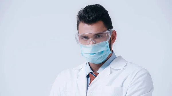 黑发科学家戴着医疗面罩和护目镜 看着灰色隔离的相机 — 图库照片