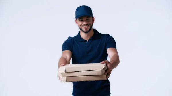 Homem Entrega Alegre Dando Caixas Pizza Enquanto Olha Para Câmera — Fotografia de Stock