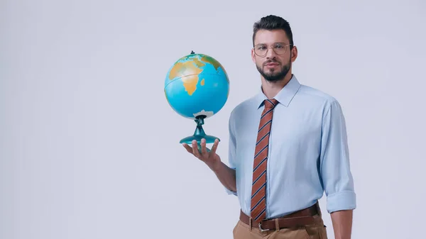 Professor Barbudo Óculos Segurando Globo Olhando Para Câmera Isolada Cinza — Fotografia de Stock