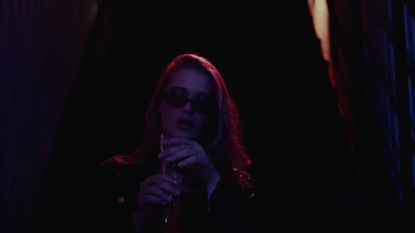 Güneş Gözlüklü Kadın Gece Kulübünde Kokteyl Tutuyor — Stok fotoğraf