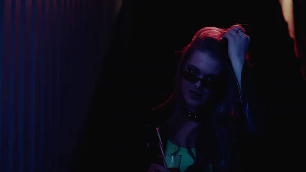Jonge Vrouw Met Een Zonnebril Die Cocktail Vasthoudt Haar Aanraakt — Stockfoto