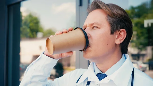Γιατρός Λευκό Παλτό Πίνοντας Καφέ Από Χάρτινο Κύπελλο Εξωτερικούς Χώρους — Φωτογραφία Αρχείου