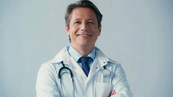 Médico Feliz Casaco Branco Sorrindo Para Câmera Isolada Cinza — Fotografia de Stock