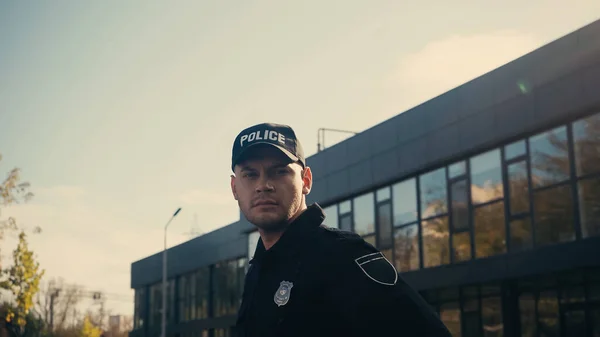 Ein Seriöser Polizist Steht Mütze Und Uniform Vor Einer Kamera — Stockfoto