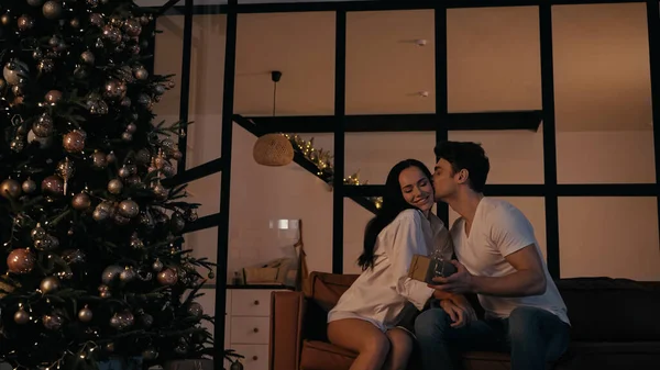 Homme Tenant Présent Embrassant Joue Femme Heureuse Près Arbre Noël — Photo