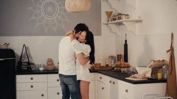 Mulher Feliz Camisa Branca Abraçando Namorado Cozinha Moderna — Fotografia de Stock