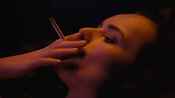Молода Жінка Палить Сигарету Ізольовано Чорному — стокове фото