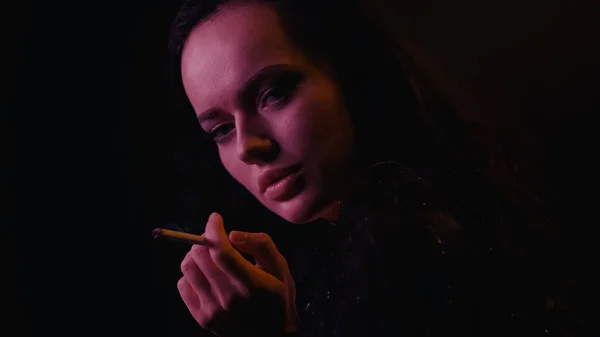 Jeune Femme Tenant Cigarette Regardant Caméra Isolée Sur Noir — Photo