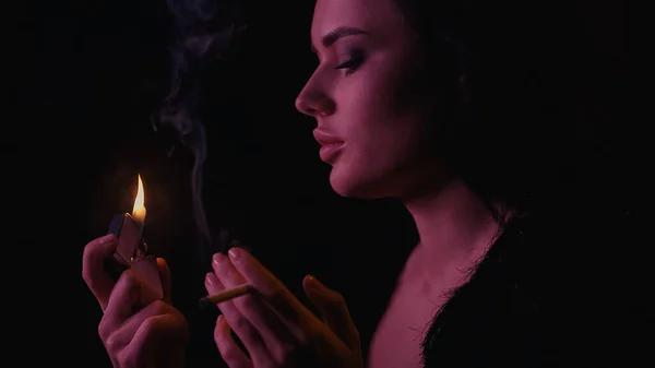 Zijaanzicht Van Vrouw Met Sigaret Aansteker Zwarte Achtergrond — Stockfoto