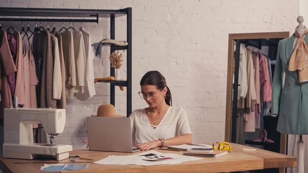 Brunette Seamstress Using Laptop Sketches Atelier — Stock Photo, Image