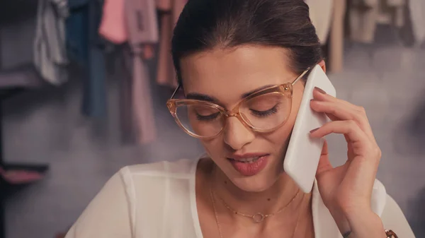 Seamstress Eyeglasses Talking Smartphone Atelier — Stock Photo, Image