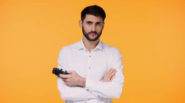 KYIV, UKRAINE - 21 Kasım 2019: çapraz kollu, kumandalı, sarı kumandalı hayal kırıklığına uğramış adam