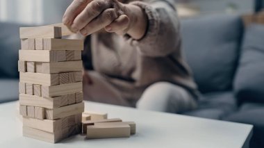 Bunamış yaşlı bir kadının tahta bloklarda oynadığına dair kısmi bakış açısı