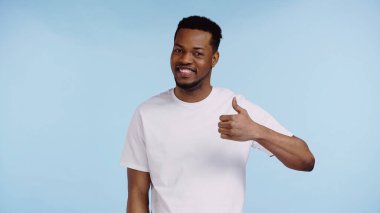 Beyaz tişörtlü mutlu Afro-Amerikan adam mavi tişörtlü başparmağını gösteriyor.