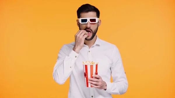 Szakállas Férfi Szemüvegben Csíkos Vödröt Tart Popcornt Eszik Sárgán Izolálva — Stock Fotó
