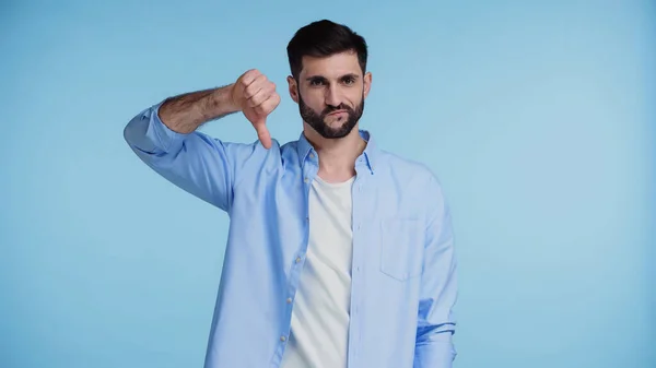 Ontevreden Man Met Baard Shirt Toont Duim Naar Beneden Geïsoleerd — Stockfoto