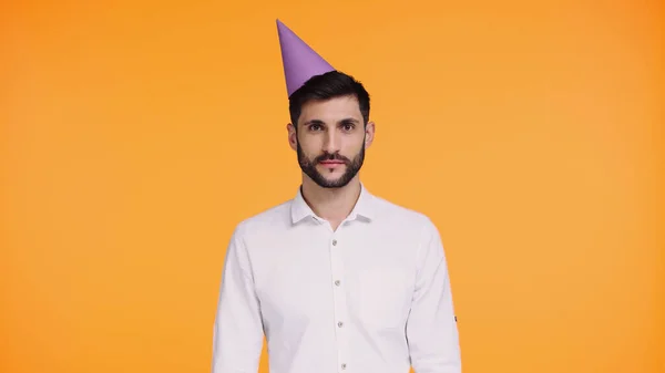 Man Met Baard Feestmuts Kijkend Naar Camera Geïsoleerd Geel — Stockfoto