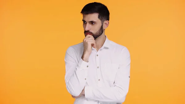 Pensive Man Wit Shirt Aanraken Baard Terwijl Denken Geïsoleerd Geel — Stockfoto