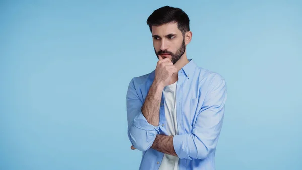 Homem Pensativo Camisa Tocando Barba Pensar Isolado Azul — Fotografia de Stock