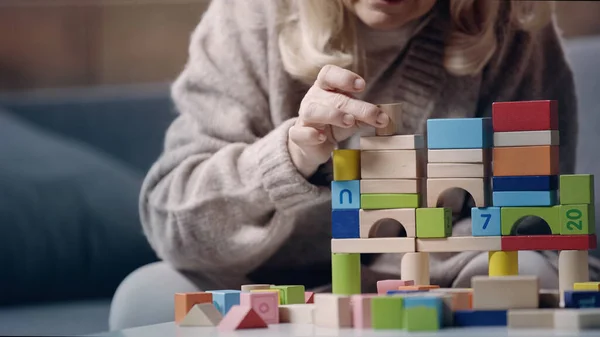 Vista Cortada Mulher Idosa Com Demência Brincando Com Blocos Construção — Fotografia de Stock