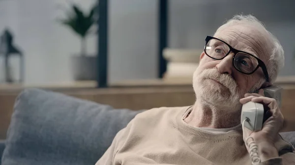 Pensionerad Man Med Demens Innehav Handset Retro Telefon — Stockfoto