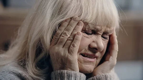 Demenzkranke Seniorin Leidet Migräne Und Berührt Kopf — Stockfoto