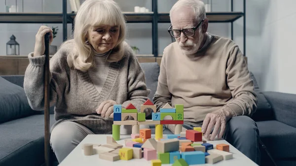 Casal Sênior Com Demência Brincando Com Blocos Construção Coloridos Mesa — Fotografia de Stock