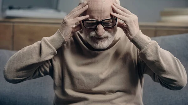 Skäggig Senior Man Med Demens Med Huvudvärk Och Berörande Huvud — Stockfoto