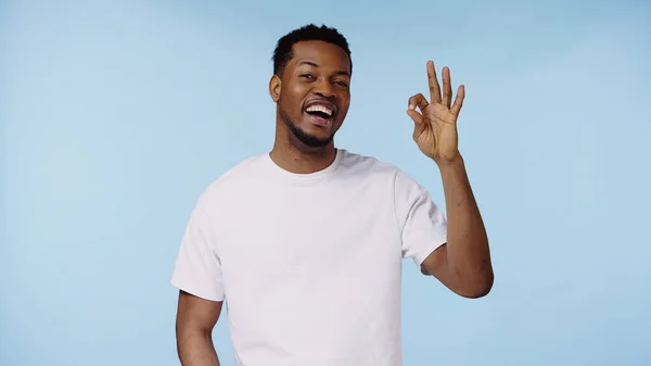 Fröhlicher Afrikanisch Amerikanischer Mann Weißem Shirt Mit Okay Zeichen Isoliert — Stockfoto