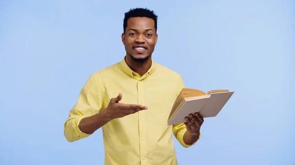 Gelukkig Afrikaans Amerikaanse Man Geel Shirt Wijzend Naar Boek Geïsoleerd — Stockfoto