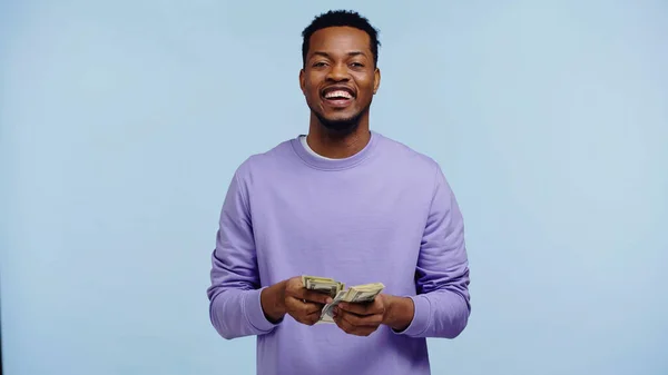 Gelukkige Afrikaan Amerikaanse Man Tellen Dollar Bankbiljetten Geïsoleerd Blauw — Stockfoto