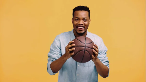 Gelukkig Afrikaans Amerikaanse Man Houden Basketbal Geïsoleerd Geel — Stockfoto