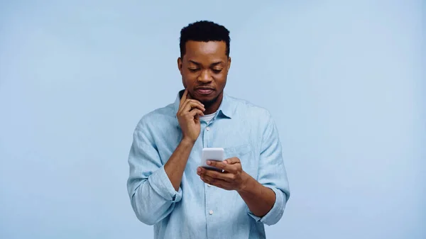 Hombre Americano Africano Pensativo Camisa Usando Teléfono Móvil Aislado Azul —  Fotos de Stock